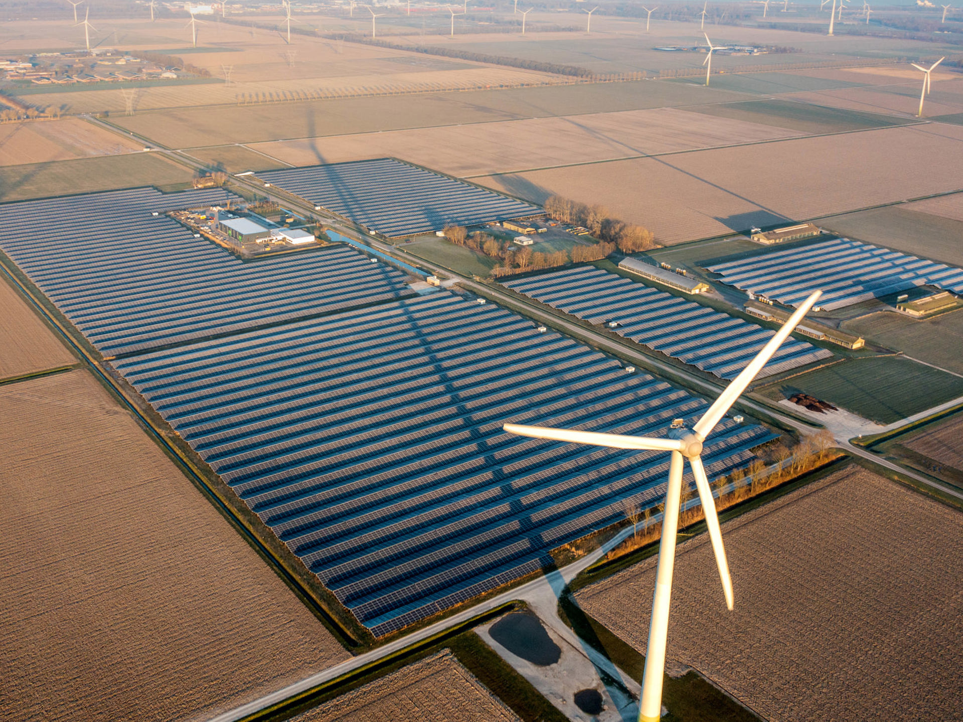 thema-elektrificatie-landschap-met-windmolens-luchtfoto-2000x1250.jpg